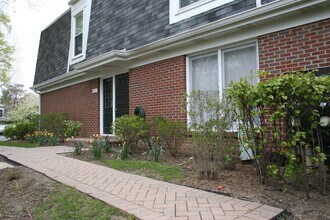 837 Garfield Ave, Unit A in Libertyville, IL - Foto de edificio - Building Photo