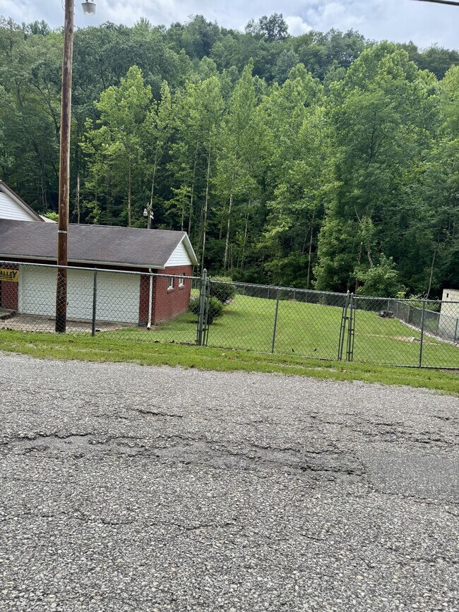 1214 Pine Valley Dr in Charleston, WV - Building Photo - Building Photo