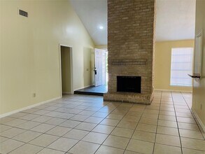 210 Squires Bend in Stafford, TX - Building Photo - Building Photo