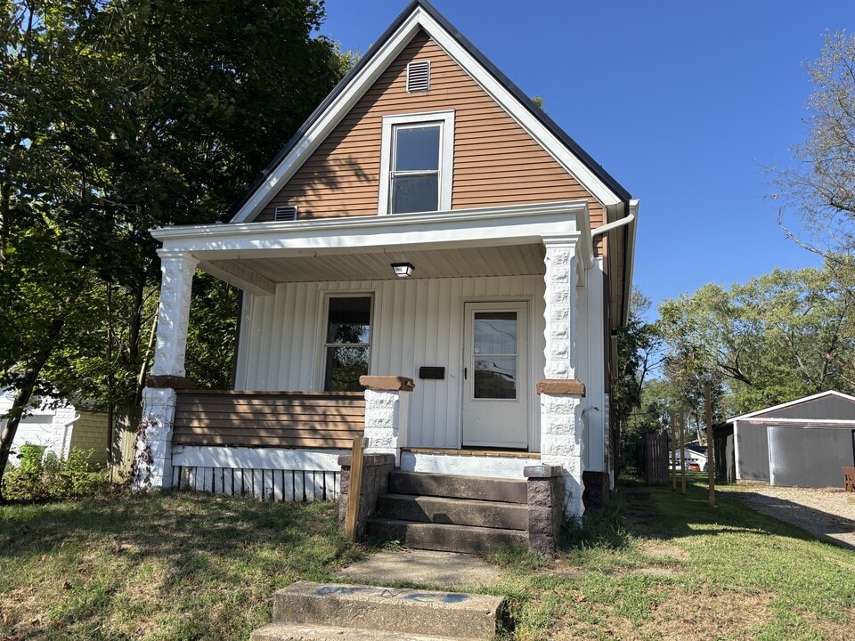 1015 13th St SE in Massillon, OH - Building Photo