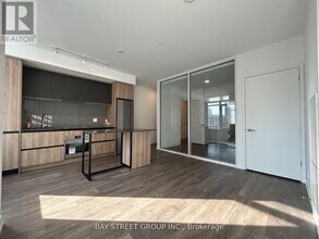 8 Beverley Glen Blvd in Vaughan, ON - Building Photo - Building Photo