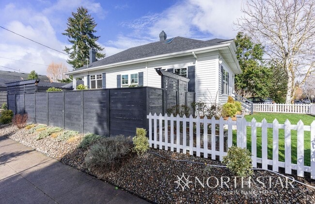 8131 SE 16th Ave in Portland, OR - Building Photo - Building Photo