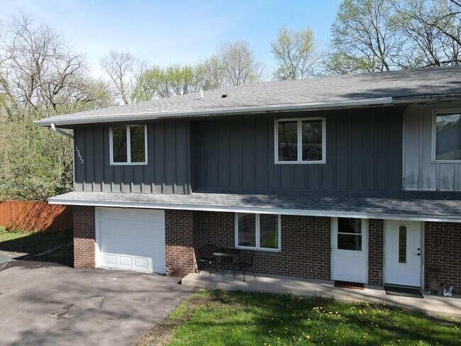 23622 Smithtown Rd in Shorewood, MN - Building Photo - Building Photo