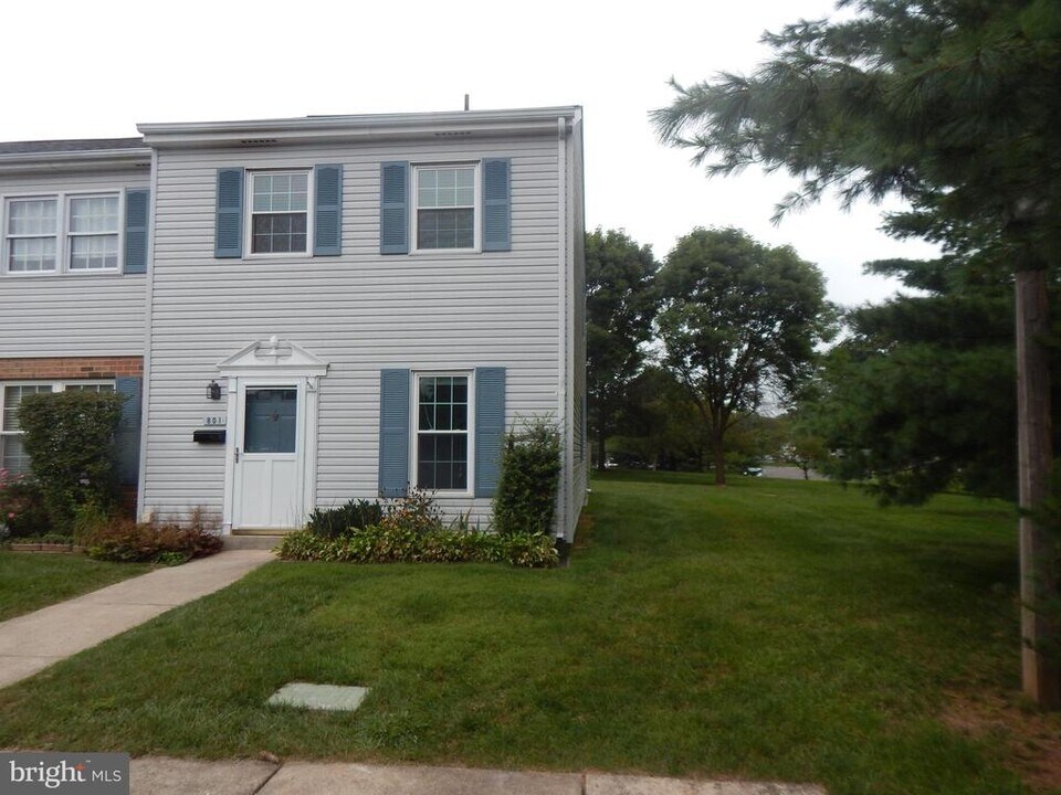 801 Stony Creek Ct in Lansdale, PA - Foto de edificio