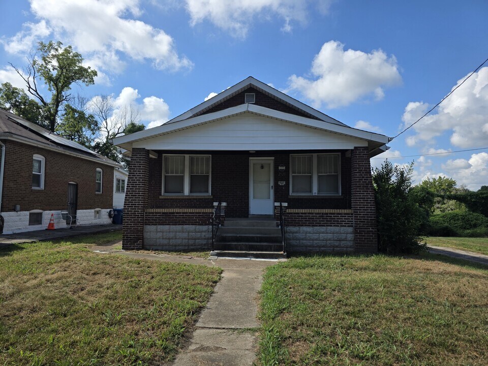2528 McLaran Ave in Jennings, MO - Foto de edificio