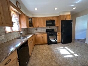 216 Hill Ave in Elmont, NY - Building Photo - Building Photo