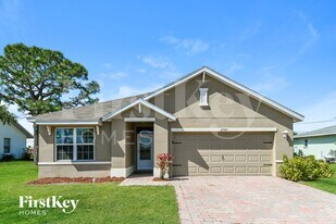 2702 SW 9th Pl in Cape Coral, FL - Building Photo