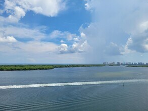 100 Lakeshore Dr in North Palm Beach, FL - Building Photo - Building Photo