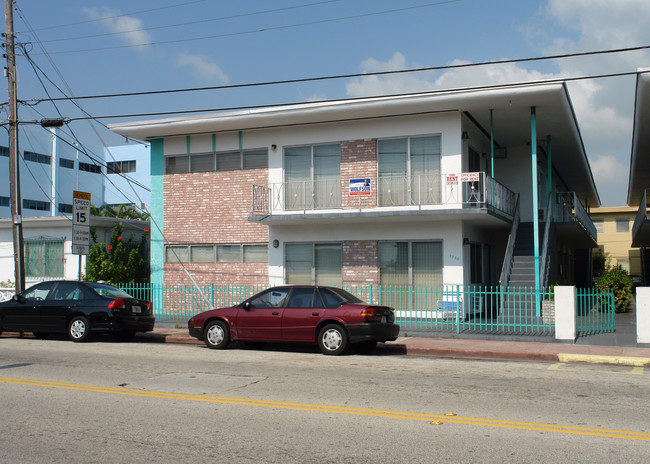 7730-7740 Dickens Ave in Miami Beach, FL - Foto de edificio - Building Photo