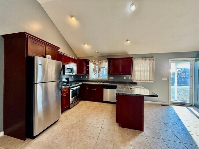 84 Pearl St-Unit -5 in Stoughton, MA - Building Photo - Building Photo