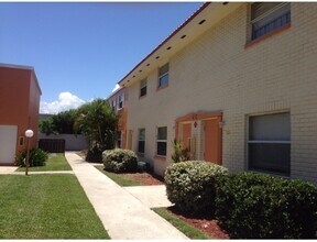 50 Needle Blvd, Unit 26 in Merritt Island, FL - Foto de edificio - Building Photo