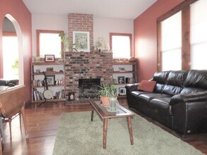 923 E Hillcrest Dr, Unit 2 in Johnson City, TN - Foto de edificio - Building Photo