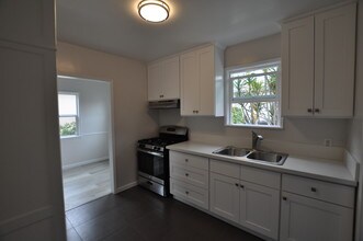414 N Glenwood Pl in Burbank, CA - Building Photo - Building Photo