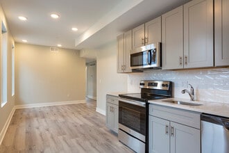 200 South St, Unit LARGE 2 BEDROOM W OFFICE in Philadelphia, PA - Building Photo - Building Photo