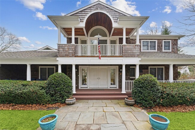 8 Honeysuckle Ln in East Quogue, NY - Foto de edificio - Building Photo