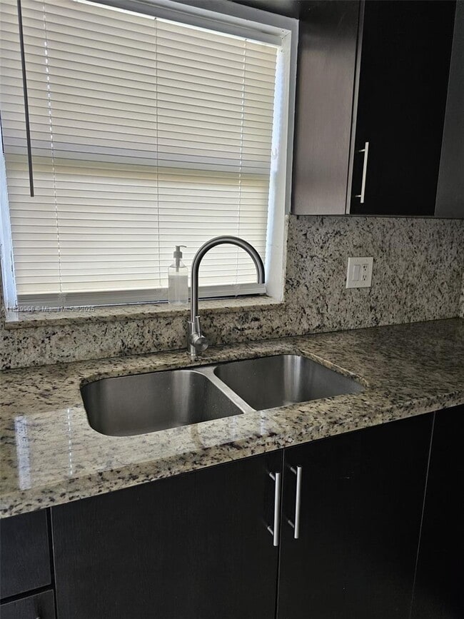 6685 W 26th Ct in Hialeah, FL - Building Photo - Building Photo