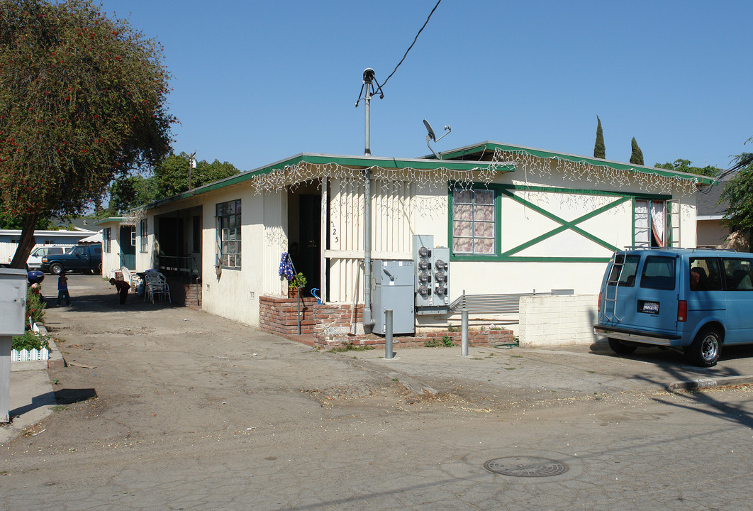 225 Elm St in Santa Paula, CA - Building Photo