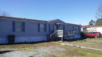 102 Colleton Ln in Clinton, SC - Building Photo