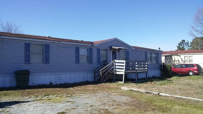 102 Colleton Ln in Clinton, SC - Building Photo