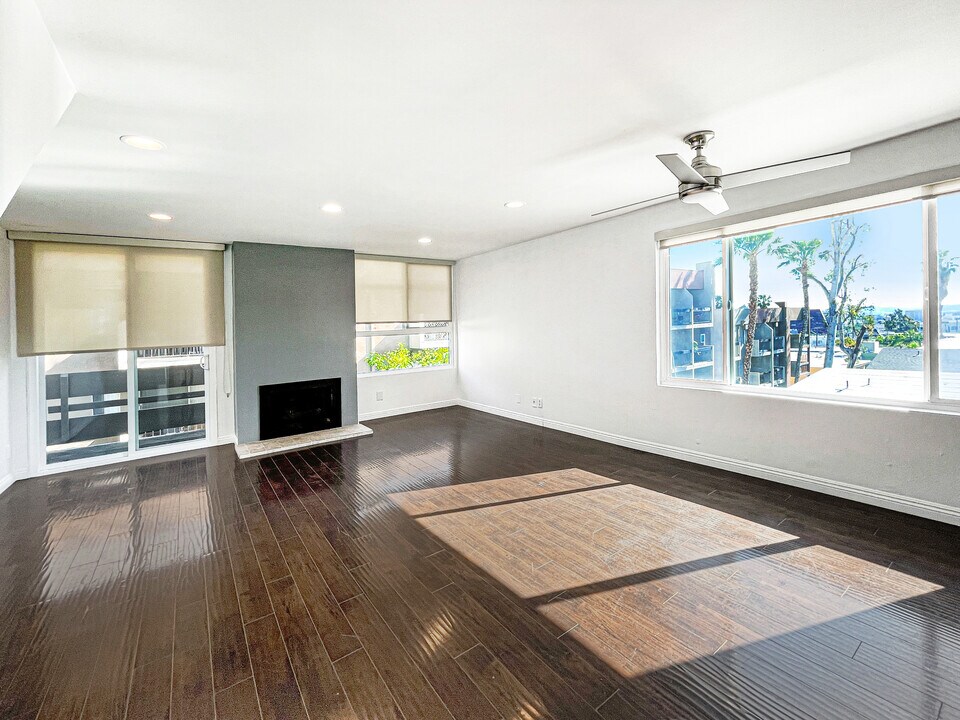 960 N San Vicente Blvd in West Hollywood, CA - Building Photo