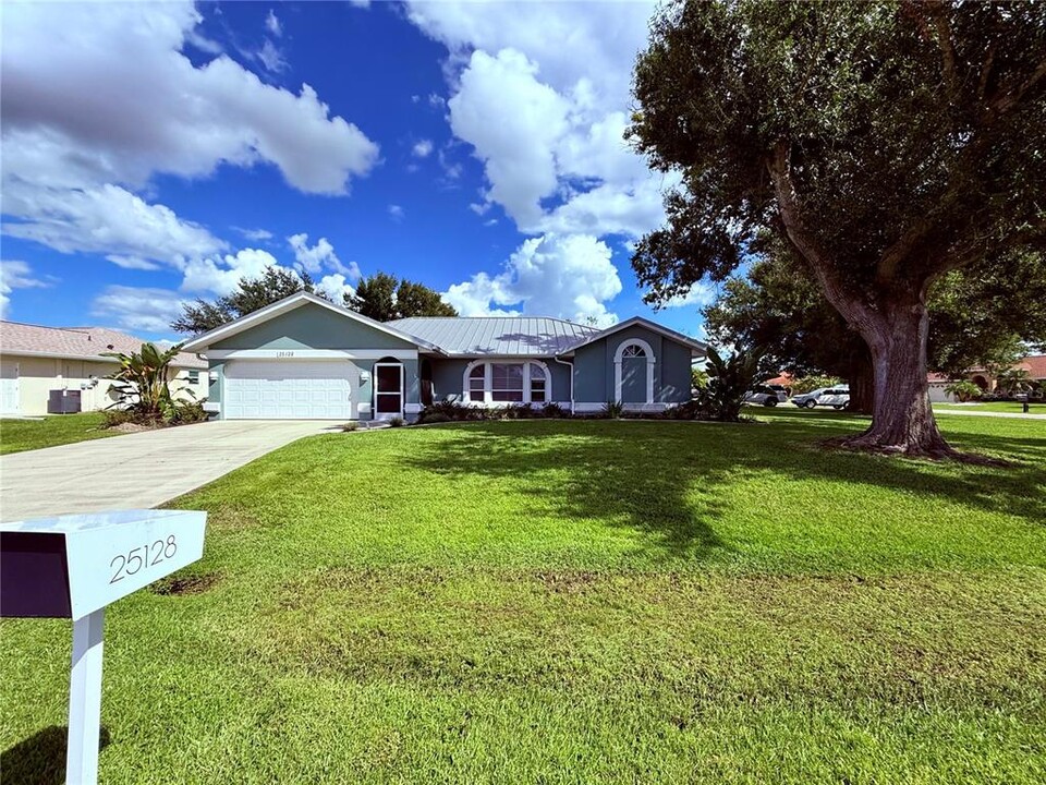 25128 Mercedes Dr in Punta Gorda, FL - Building Photo