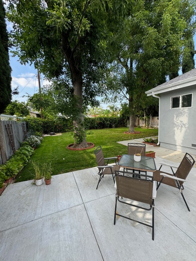 18043 Martha St in Encino, CA - Building Photo - Building Photo