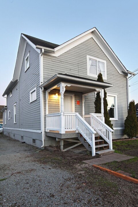 27201 102nd Ave NW in Stanwood, WA - Building Photo