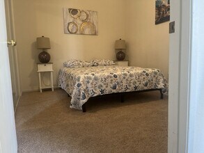 7811 Oak Point in Las Vegas, NV - Building Photo - Building Photo