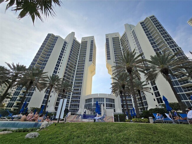 19333 Collins Ave in Sunny Isles Beach, FL - Building Photo - Building Photo
