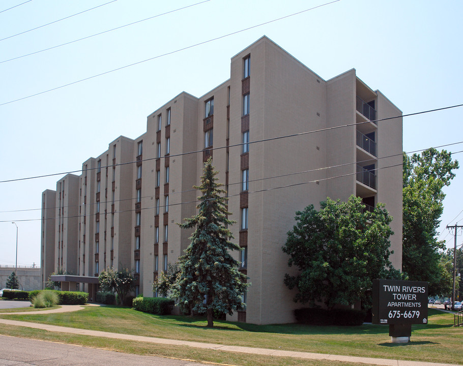 Twin Rivers Tower in Point Pleasant, WV - Building Photo