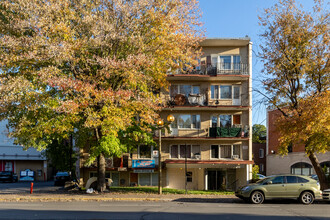 6310 O Sherbrooke Rue in Montréal, QC - Building Photo - Building Photo