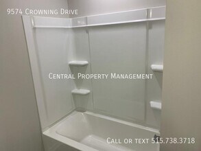 9574 Crowning Dr in West Des Moines, IA - Foto de edificio - Building Photo