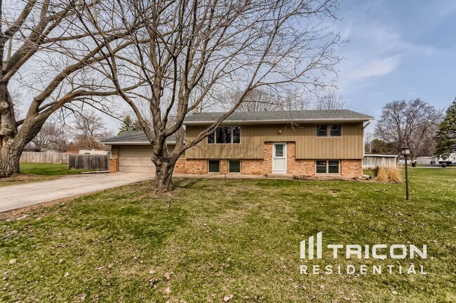 11233 Nevada Ave N in Champlin, MN - Foto de edificio - Building Photo