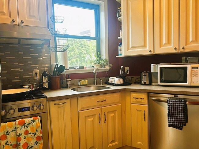 1706 Commonwealth Ave in Boston, MA - Building Photo - Building Photo