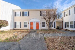 9 Towne Square Dr in Newport News, VA - Building Photo