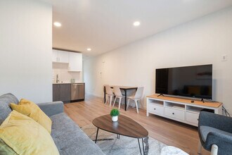 4453 Aurora Ave N in Seattle, WA - Building Photo - Building Photo