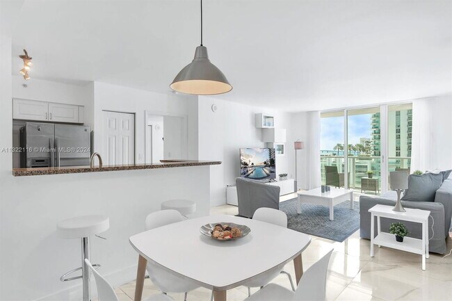 1155 Brickell Bay Dr in Miami, FL - Building Photo - Building Photo