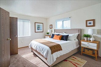 Grissom Estates Apartments in Cicero, IN - Foto de edificio - Building Photo