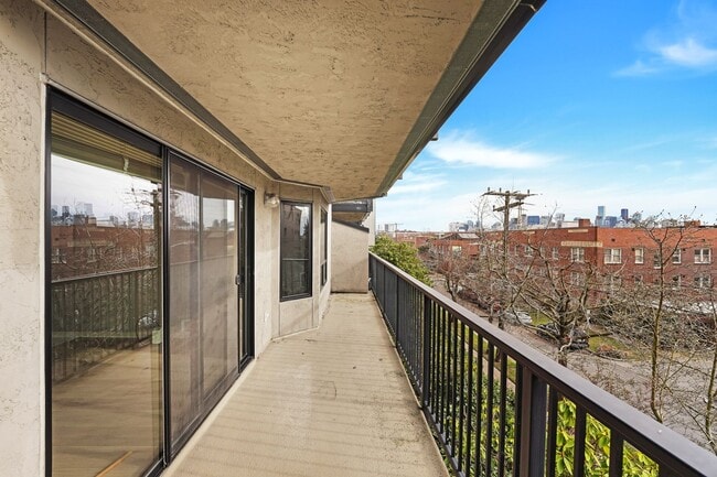 property at 410 W Roy St
