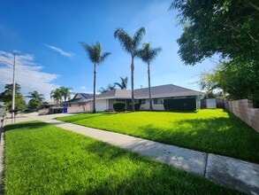 251 E Heather St in Rialto, CA - Foto de edificio - Building Photo
