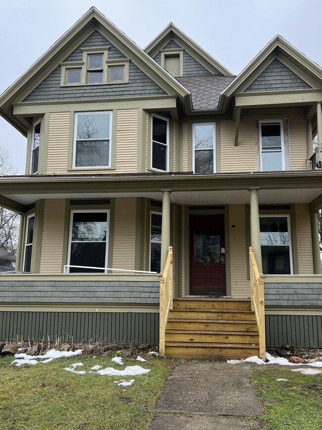 property at 405 E Porter St