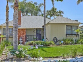 3826 Burnside Ave in Los Angeles, CA - Foto de edificio - Building Photo