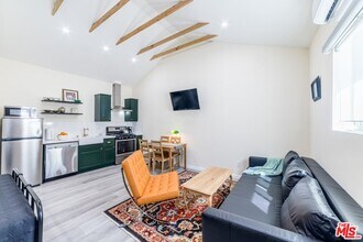 10527 Bianca Ave in Los Angeles, CA - Building Photo - Building Photo