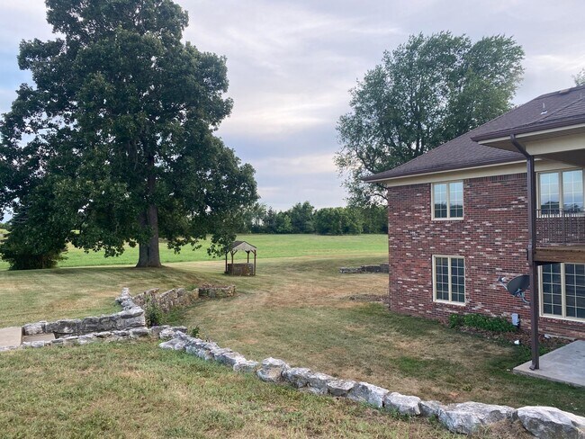 864 S Madison St in Strafford, MO - Building Photo - Building Photo