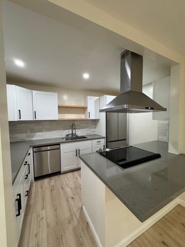 5651 N Sumner Way in Culver City, CA - Building Photo - Building Photo