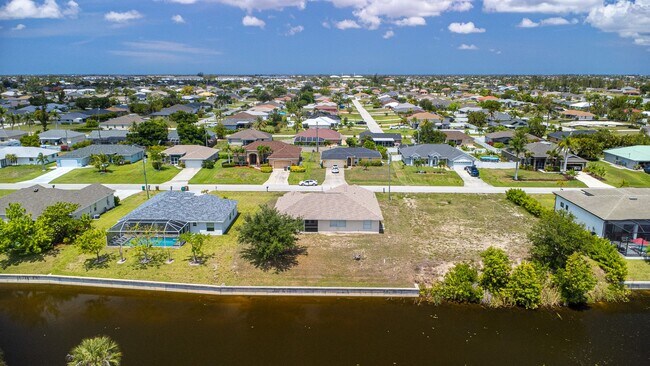 3303 SW 8th Ct in Cape Coral, FL - Foto de edificio - Building Photo