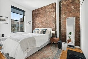 43 E 10th St in New York, NY - Building Photo