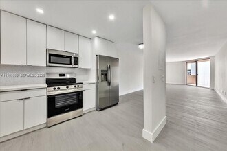 1750 W 46th St in Hialeah, FL - Foto de edificio - Building Photo