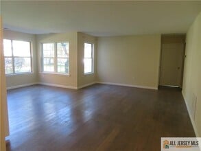 95 Pennsylvania Way in North Brunswick, NJ - Building Photo - Building Photo