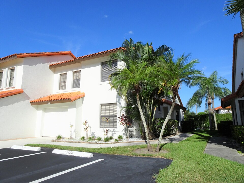 13499 Fountain View Blvd in Wellington, FL - Building Photo